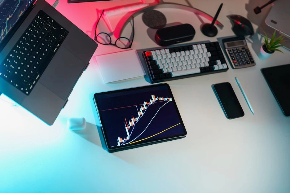 Eine Grafik, die den Prozess der Geldüberweisung auf ein Investmentkonto darstellt.